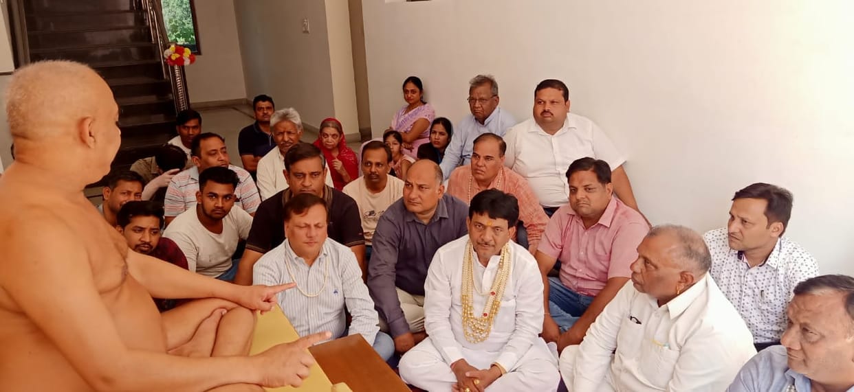Minister of State Kapil Dev Agrawal took the blessings of Jain Muni Raj