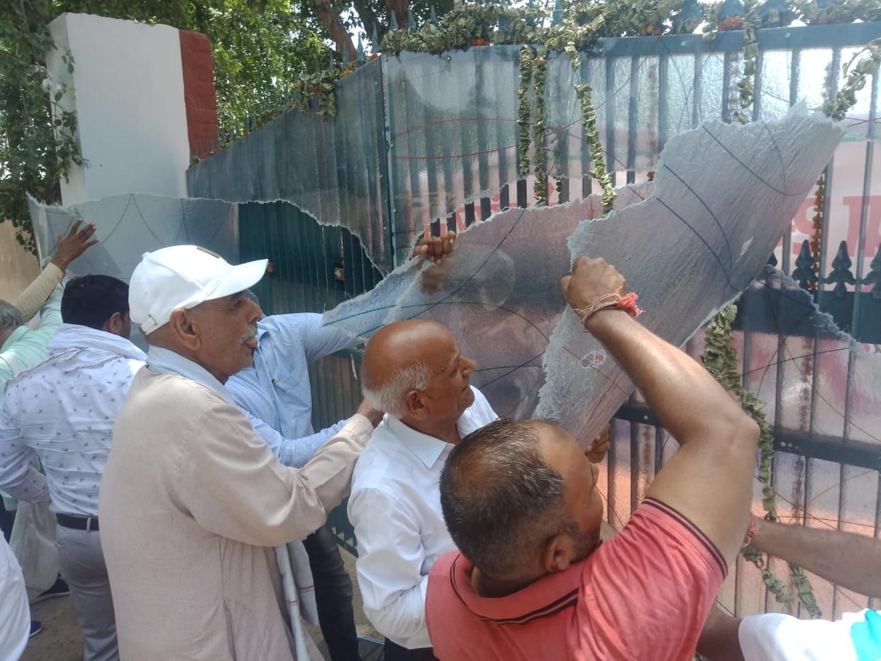 School Bachao Sangharsh Samiti locked the school building