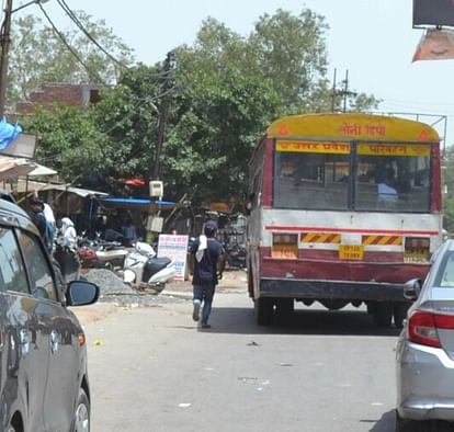 Hathras News: रोज बसों के पीछे दौड़ते हैं यात्री, रहता है दुर्घटना का डर Passengers run behind buses every day, there is fear of accident