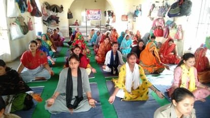 Mantras for freedom from stress given to women prisoners in District Jail