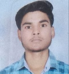 A young man who was coming to see his sick mother died after falling from the train.