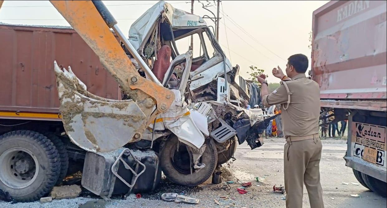 One killed in collision between two trailers on Gorakhpur-Varanasi highway, highway jammed