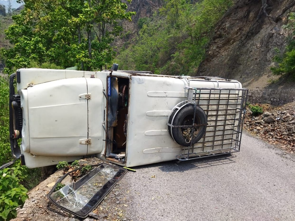 Due to brake failure, the uncontrollable jeep collided with the hill and overturned.