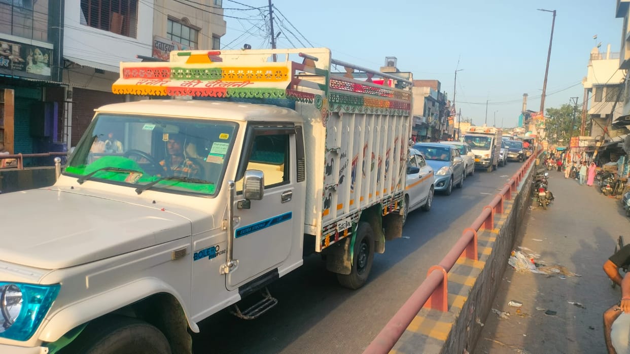 Tempo's brake failed on the bridge, many vehicles collided