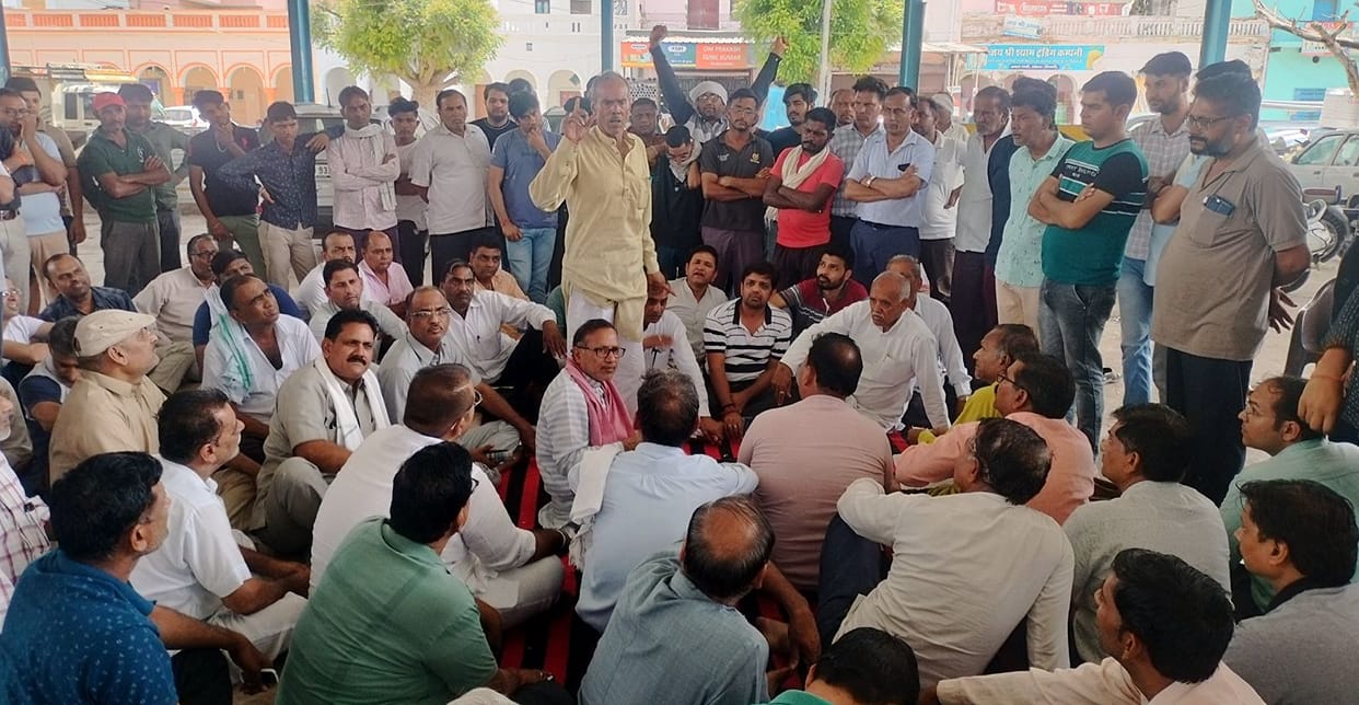 Due to non-arrest of the accused, it was decided to close the market indefinitely.
