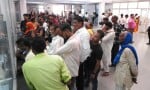 मेडिकल कालेज के ओपीडी पर्ची कटवाने के लिए लगी भीड़।