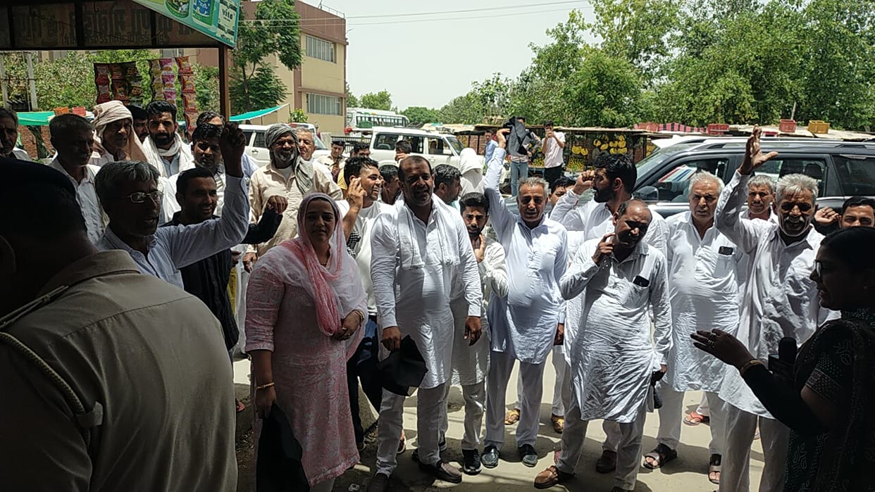 Police stopped the sarpanches who came to oppose the power minister with black flags
