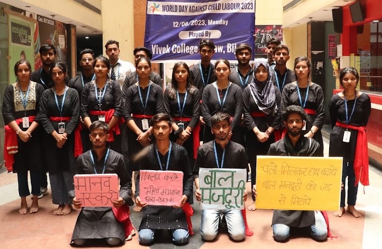 Protest against child labor through street play