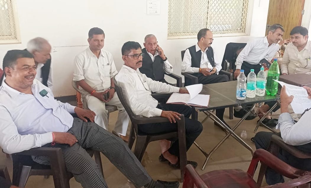 Lawyers will enter the court by showing identity card