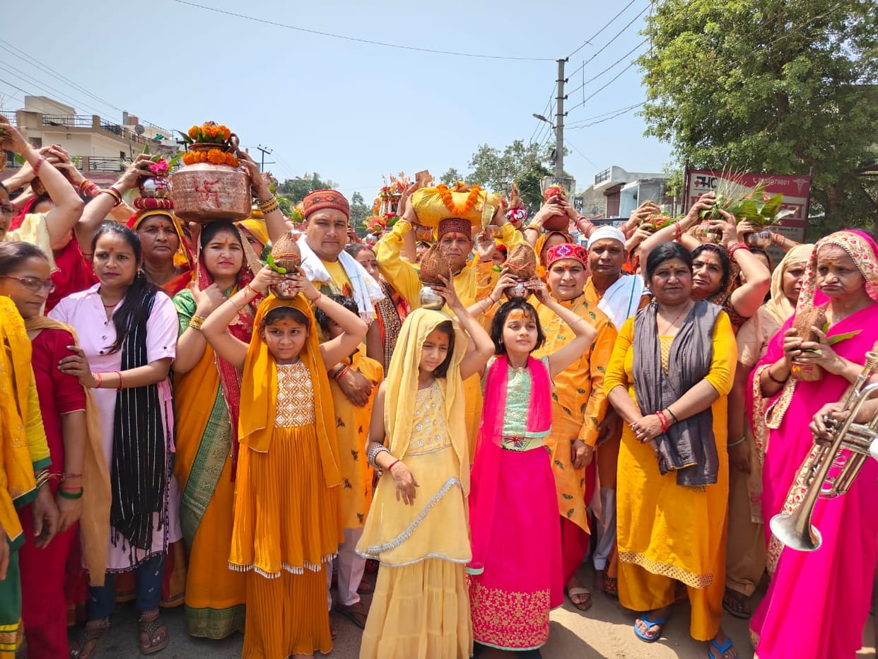 Wearing yellow clothes, women took out the Kalash Yatra