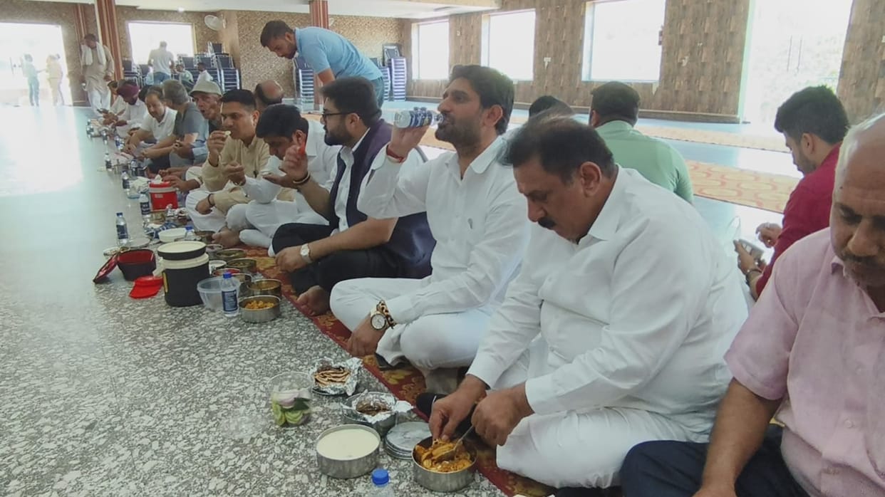 MLA tastes food by changing tiffin with BJP workers