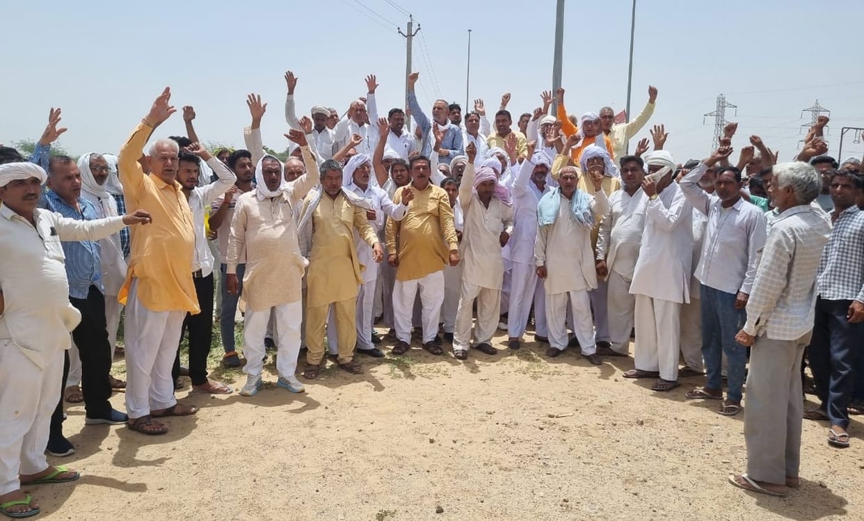 People of 10 villages demonstrated outside Kitlana toll office