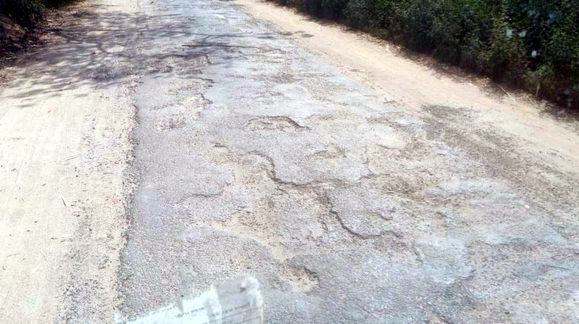 The situation is getting serious, the pedestrians are searching for the road in the potholes