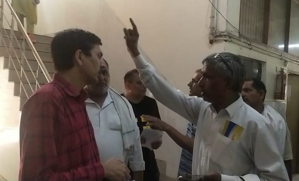 Employee not found at the counter, people created ruckus, said - government's fault, we are suffering