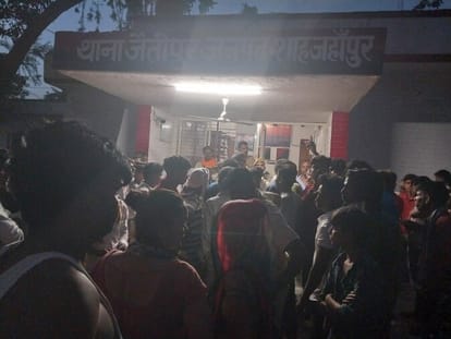 Attacked by entering the house in the middle of the night, one died, angry relatives surrounded the police station