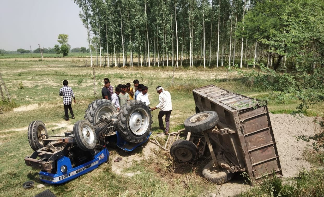 Tractor-trolley overturned, driver killed