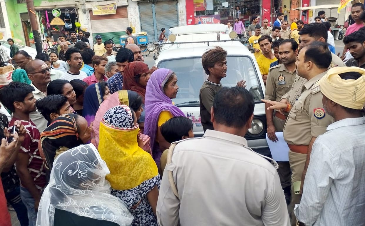 The death of the injured youth, the relatives surrounded the police station