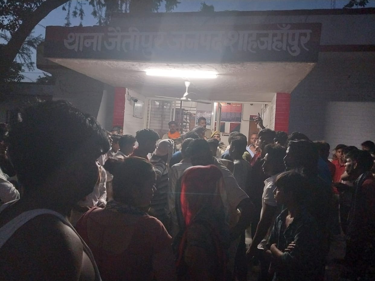 Attacked by entering the house in the middle of the night, one died, angry relatives surrounded the police station