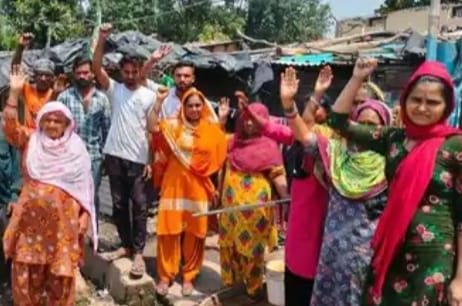 People of Ward 3 who are facing water problem demonstrated