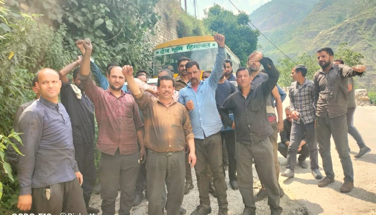 Demonstration of technical employees of HRTC for non-payment of salary