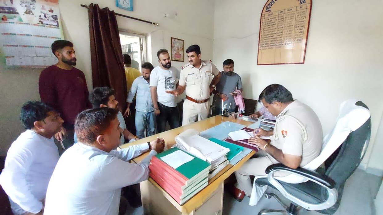 Fury among the people due to the beating of the shopkeeper, warned to close the city if no action is taken