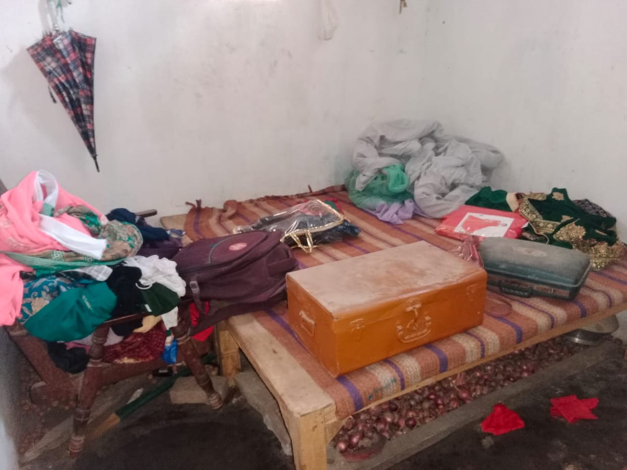 Thieves entered the house through the roof, took away jewelery worth lakhs