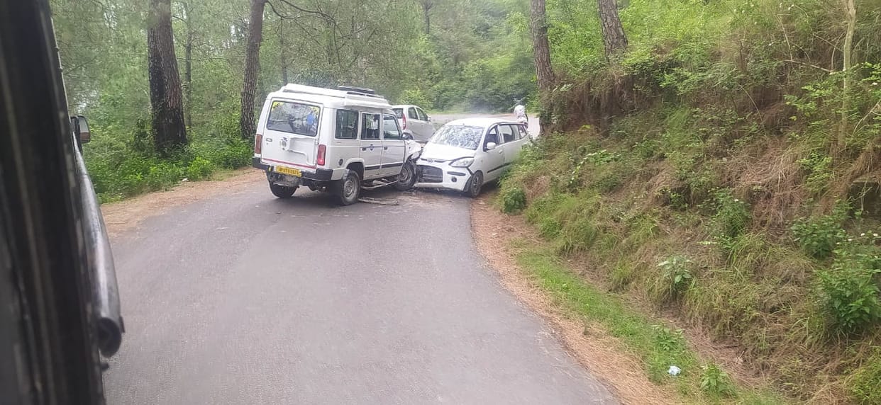 Two cars collided in a group, one injured