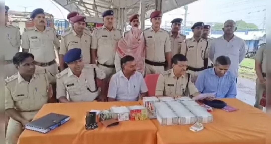 Katihar police caught the young man of saliva with 67 lakh rupees and gold coins coming from Arunachal