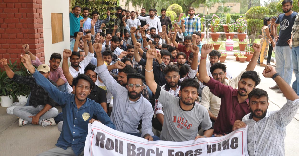 Called the protesting students, assured only to increase the fees by 10%
