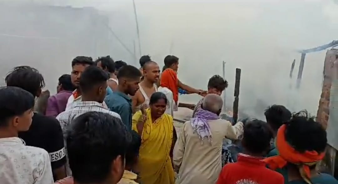 Fire broke out in the hut due to spark of gaze, wife died, husband serious