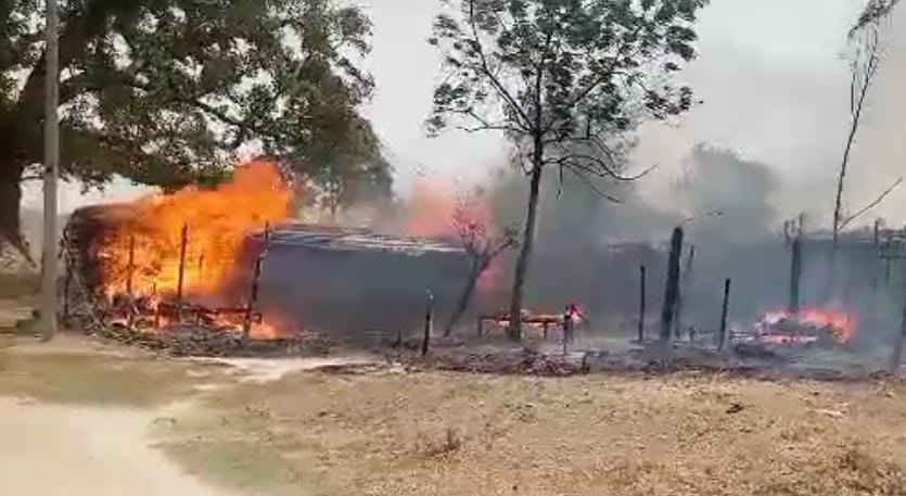 Fire broke out in Lar's Majhwalia and Kundaval Hari, twenty huts burnt