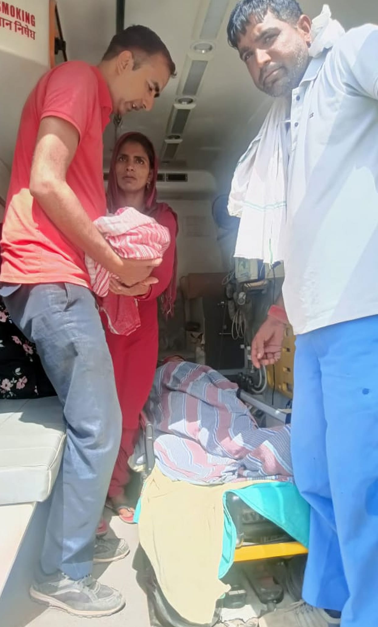 Woman gave birth to a child in an ambulance, EMT and Asha worker got the delivery done