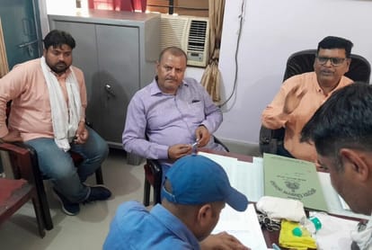 Anti corruption team caught Lekhpal red handed taking bribe