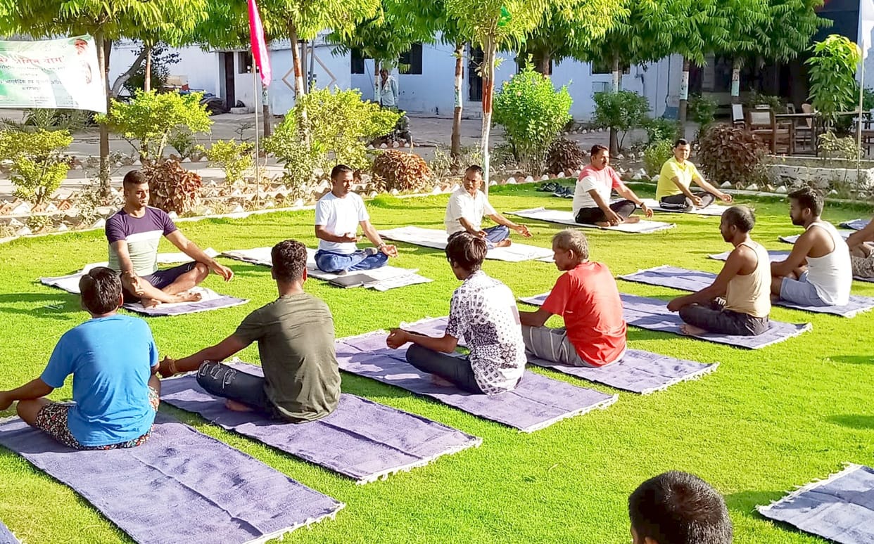 Prisoners made yoga practice in jail