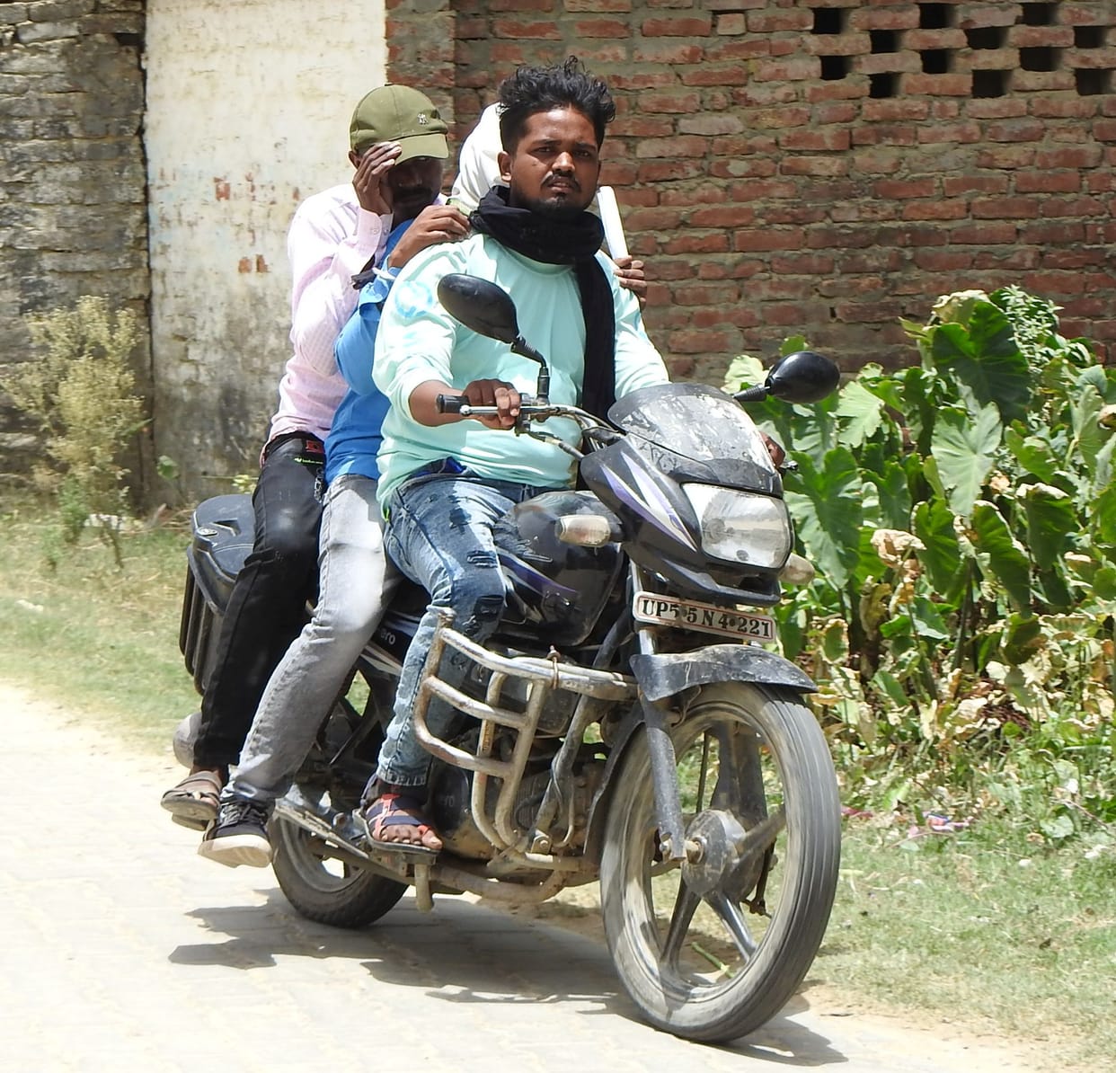 Brokers misleading patients in siddharthnagar Medical college