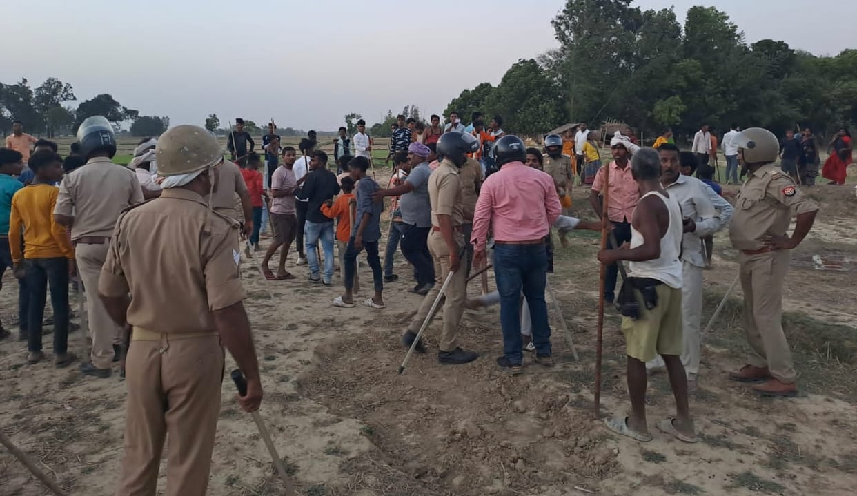 Fighting in road dispute, stopped the procession for an hour