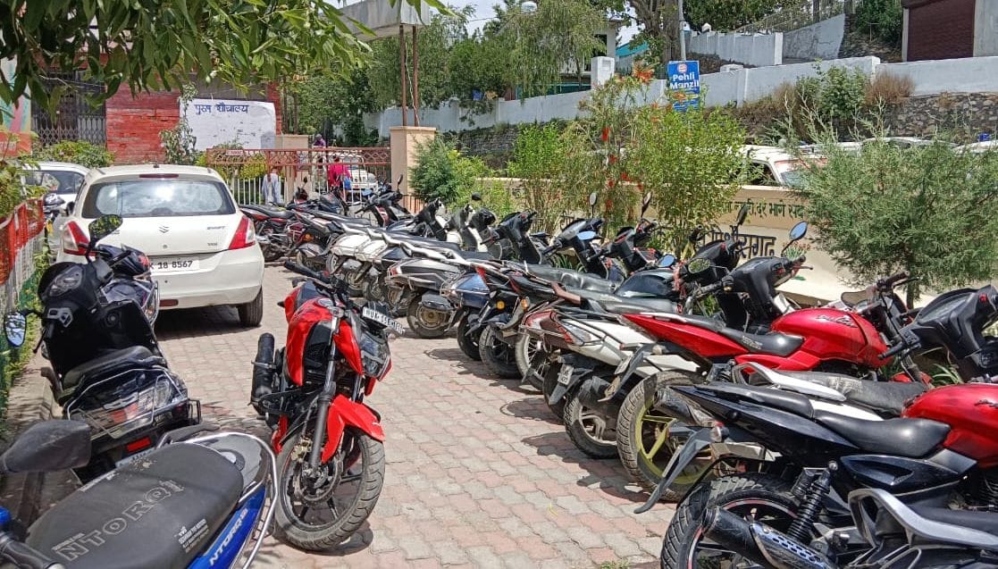Packed by vehicles from road to hospital premises