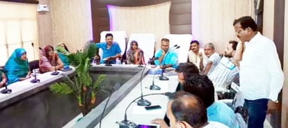 Uproar over the seating of an outsider in the Nagar Panchayat meeting