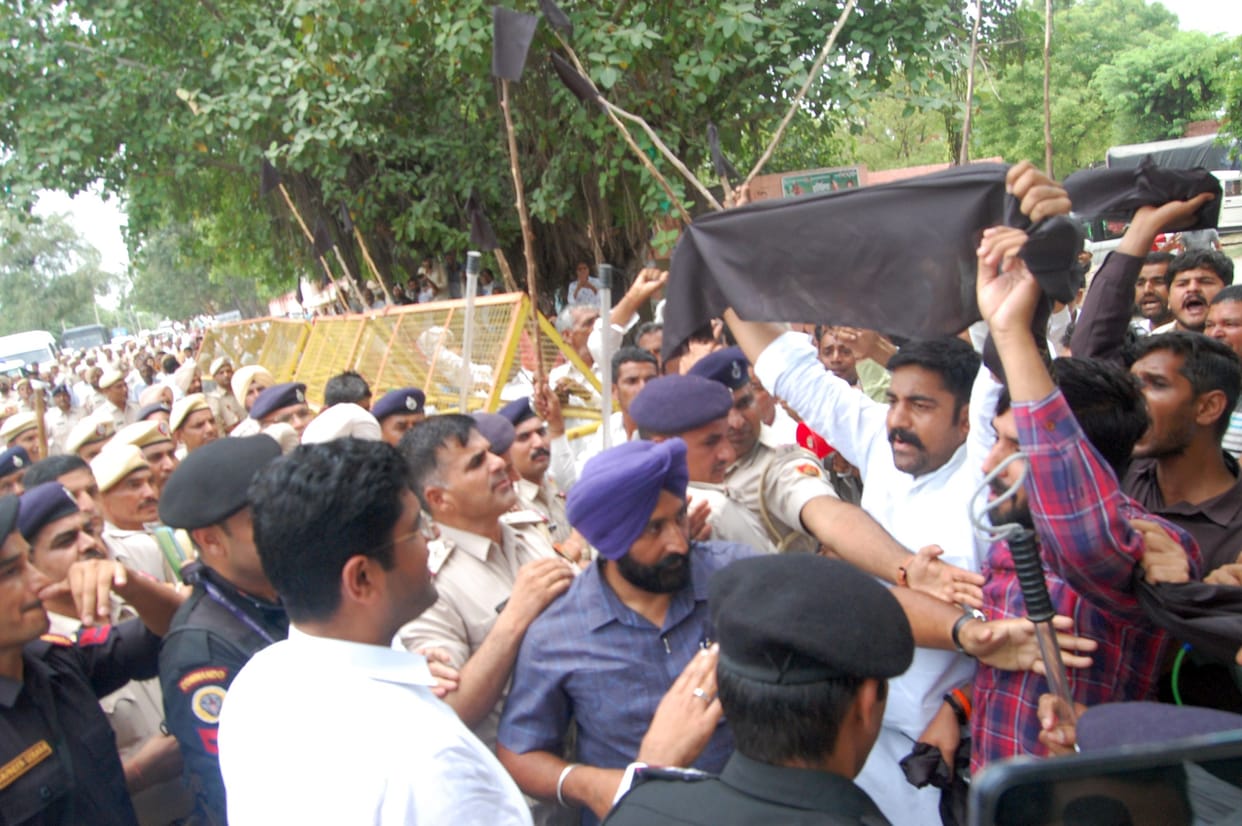 Sarpanchs and farmers showed black flags to Deputy Chief Minister Dushyant Chautala