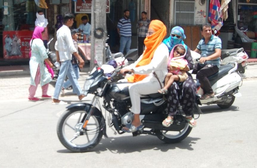 Cloudy throughout the day, humidity increased, people were affected by the heat, hot winds blowing at a speed of 13 km per hour