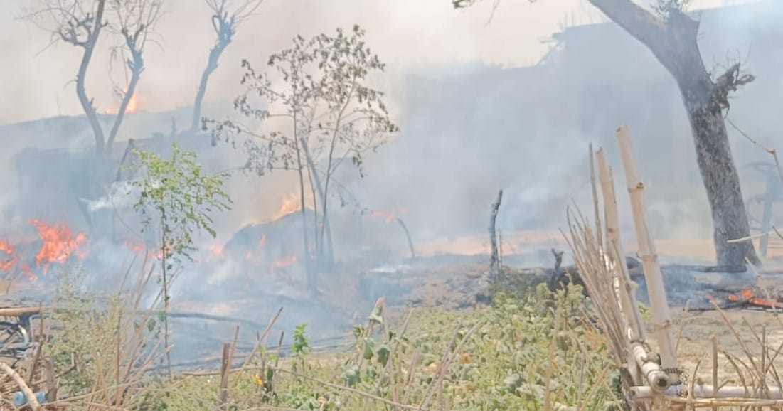 Fire broke out while cooking, eight roofs burnt
