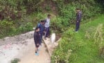 पिथौरागढ़ पपदेव में सूखे पेयजल स्रोत को दिखाते ग्रामीण। संवाद