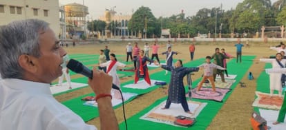 Shahjahanpur News: साधकों ने हॉकी मैदान में किया योगाभ्यास Sadhaks did yoga in the hockey field
