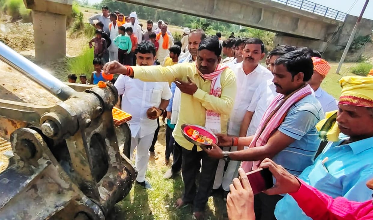 Cleaning of silt in Bhusailva drain started with worship