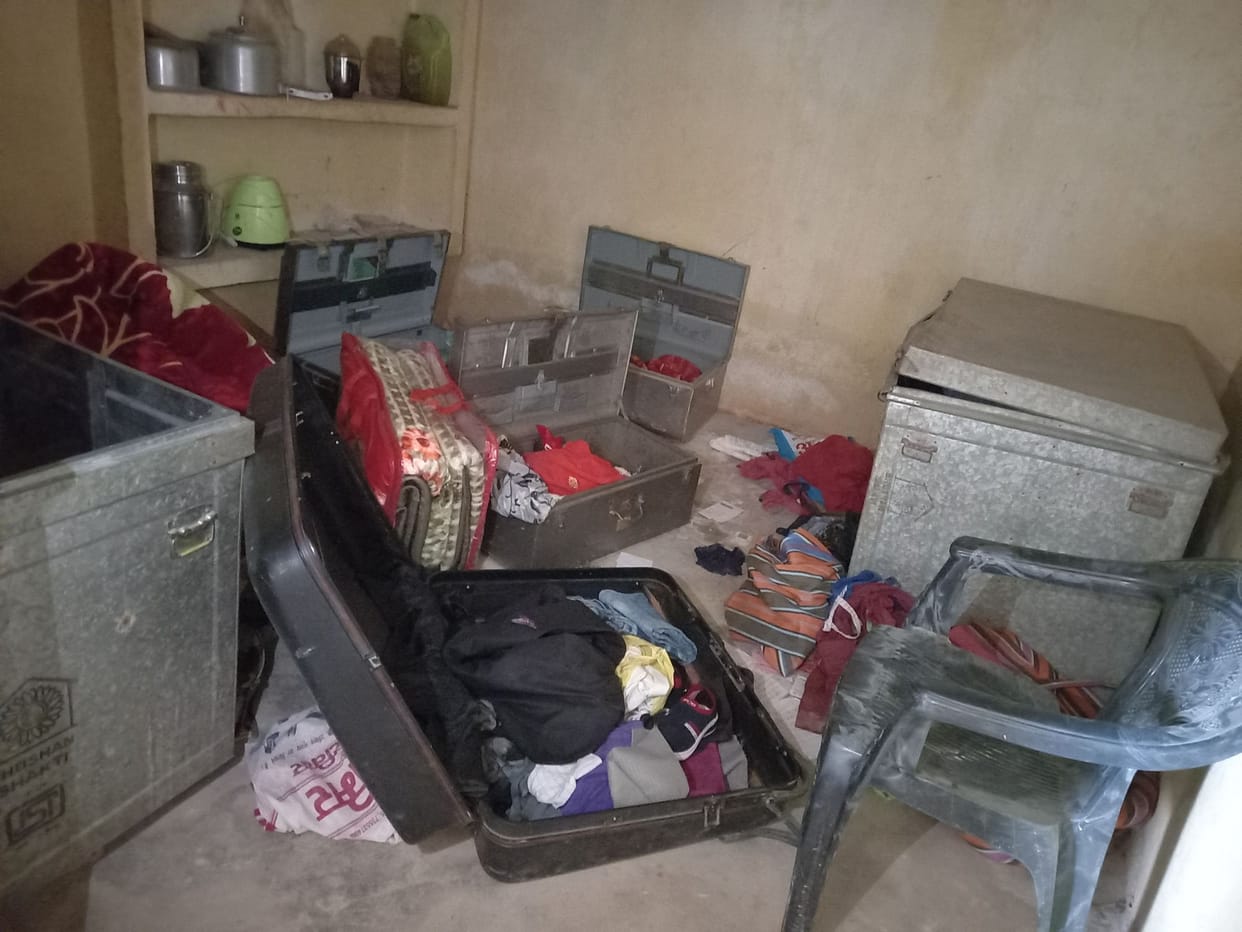 Thieves stole jewelry and eight lakh cash from four houses