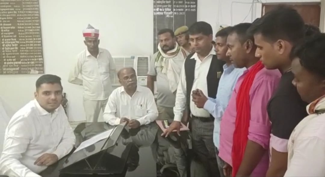 50 farmers affected by the construction of Jungle Kauria-Sonauli Ring Road reached Campierganj tehsil on Saturday as part of Sampurna Samadhan Divas.