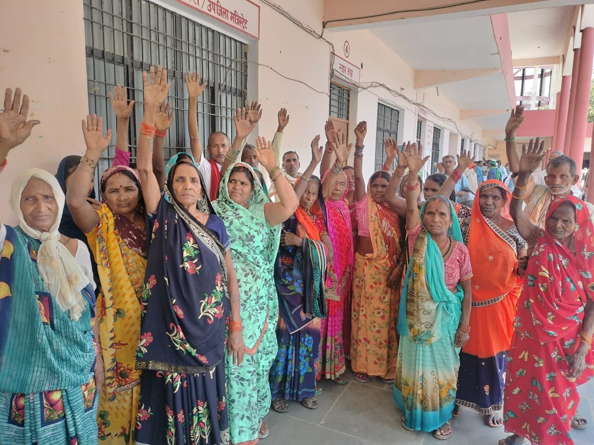 Angry workers demonstrated due to zero attendance