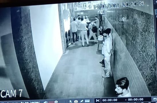 Hotel owner beaten up, asked for 20 thousand rupees monthly, five policemen including outpost in-charge line spot