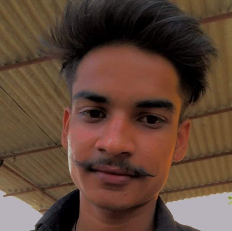 A teenager driving a tractor died in the night of soil mining