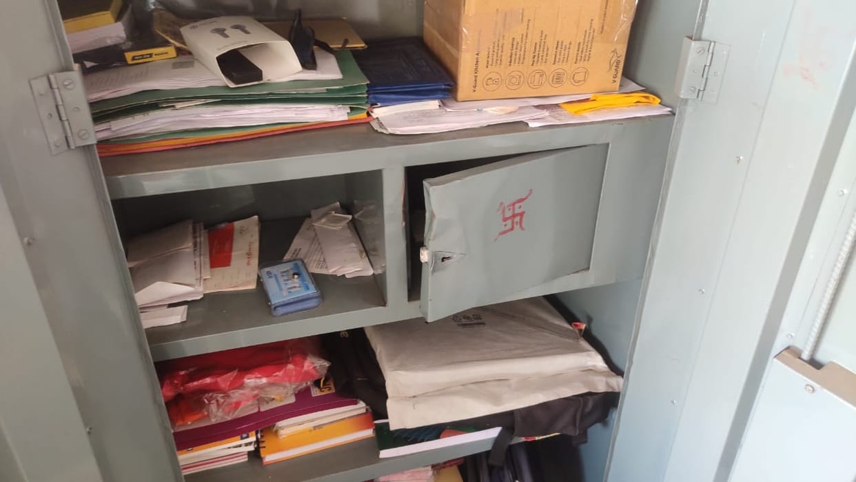 Cash and goods worth lakhs stolen by breaking the locks of three shops in one night